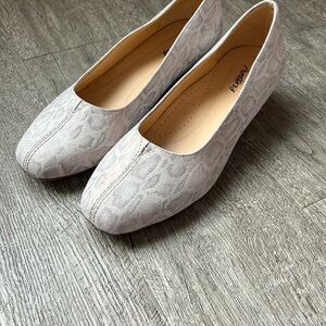 Trotters Women's Beige Slip-On Shoes